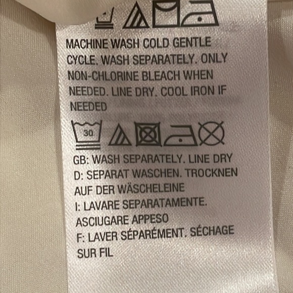 NWOT Isaac Mizrahi top, polyester, red floral on white Swiss, 12 - Picture 7 of 10